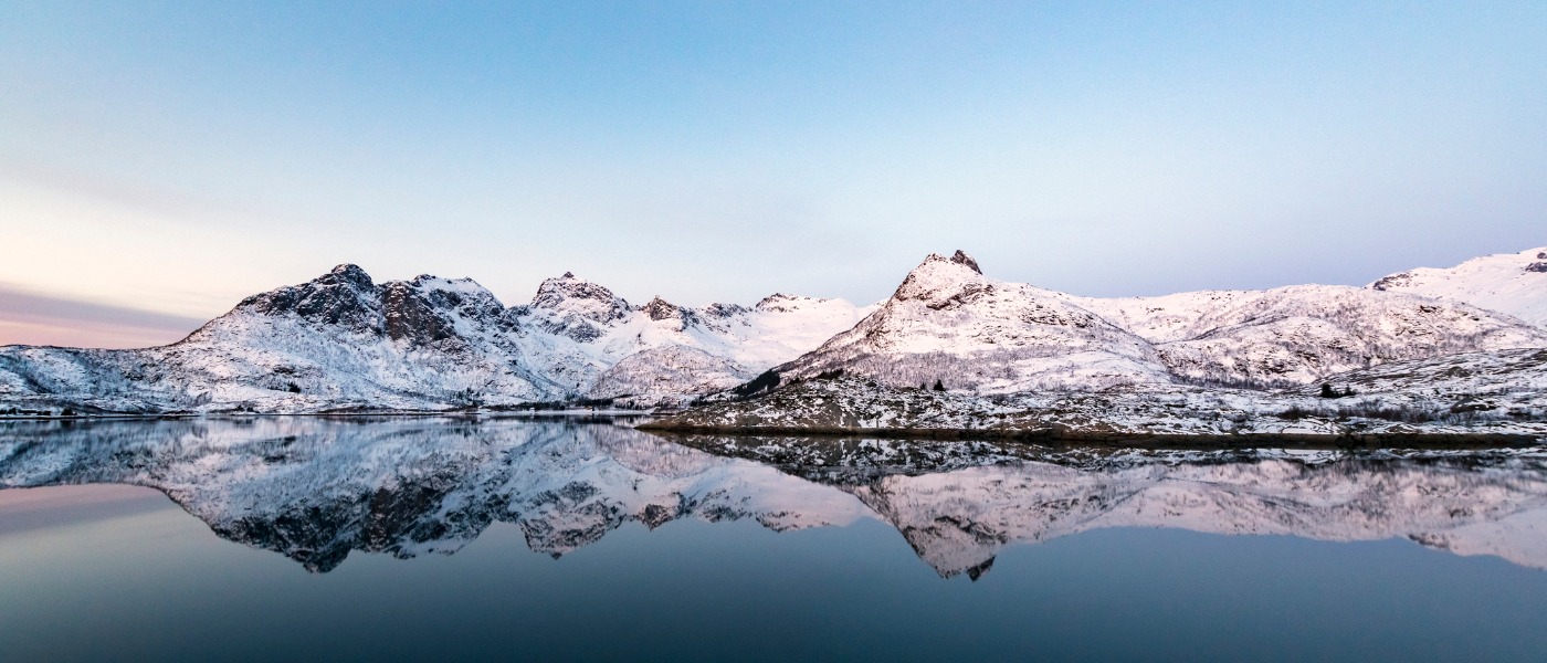 sunrise-over-a-fjord-in-the-lofoten-during-a-cold-winter-morning-picture-id1074220588